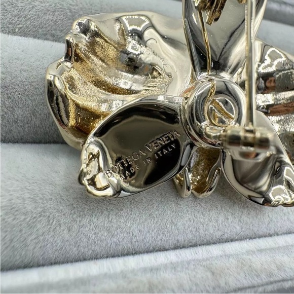 Bottega Veneta Gold Flower Brooch - Picture 8 of 11